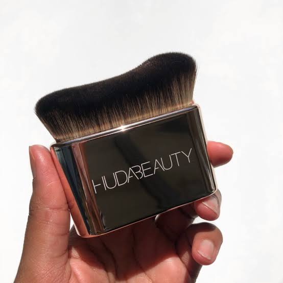 Huda Beauty Body Blur & Glow Body Brush